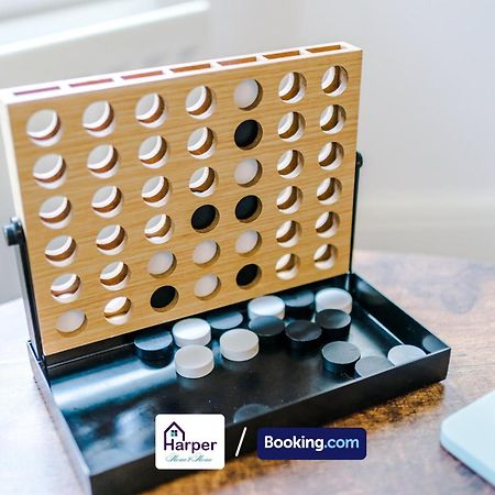 4 Bedroom By Harperletting Short Lets & Serviced Accommodation Chester With Detached Games Room Drive Long Or Short Stays Christleton المظهر الخارجي الصورة